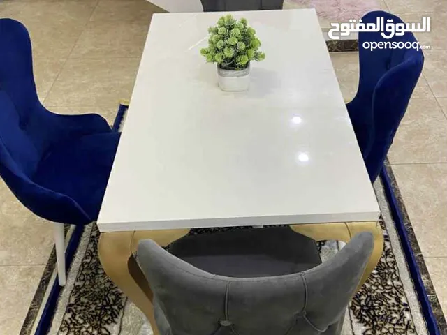 طاولة أكل للبيع نظيفة للبيع