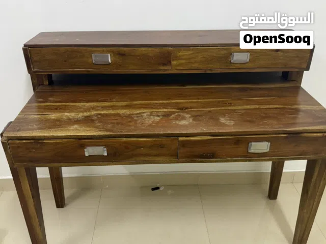 طاولة خشبيه نظيفه جدا و أمورها طيبه مناسبه للدراسه