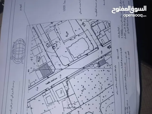 ارض مقام عليها مبنى ثلاث طوابق قرب مصحة القبس