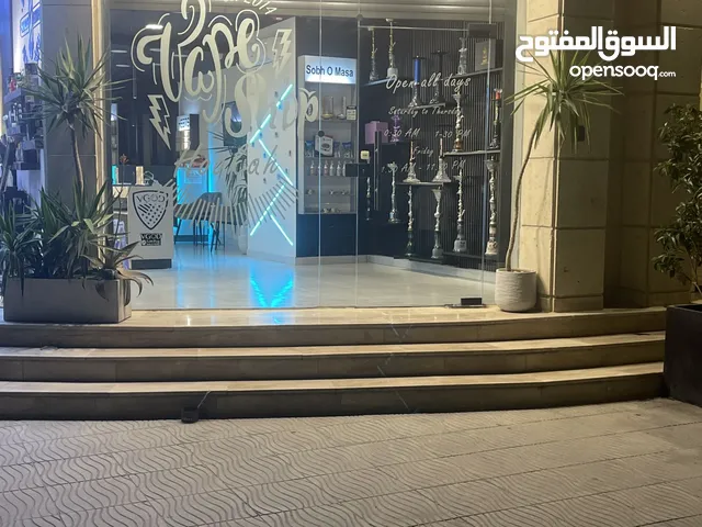 محل للبيع بخلو في مجمع تجاري مميز