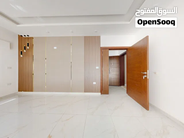 للبيع من المالك شقه فاخره لم تسكن في الجبيهه بسعر مميز مع امكانيه التقسيط من المالك