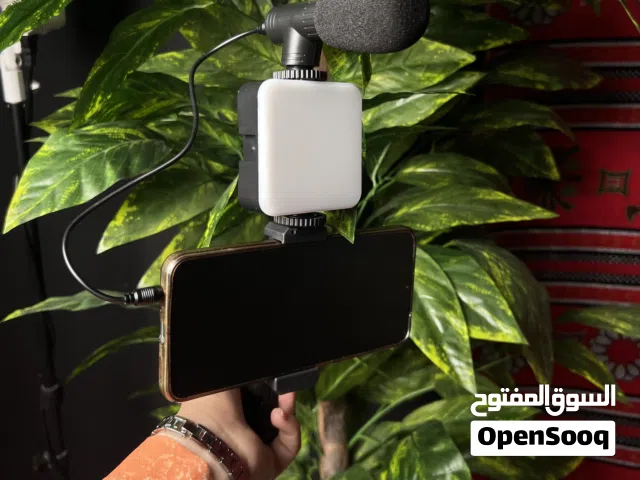 حامل هاتف لصناع المحتوى والبثوث بي ميكروفون واضاءة قوية عندي كميات وتوصيل لكل المحافظات