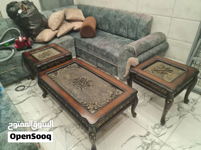 طاولات من النوع الثقيل ينفك ارجلهم ويتركب بصواميل سهل الفك مع الزجاج كامل ل 3 طاولات