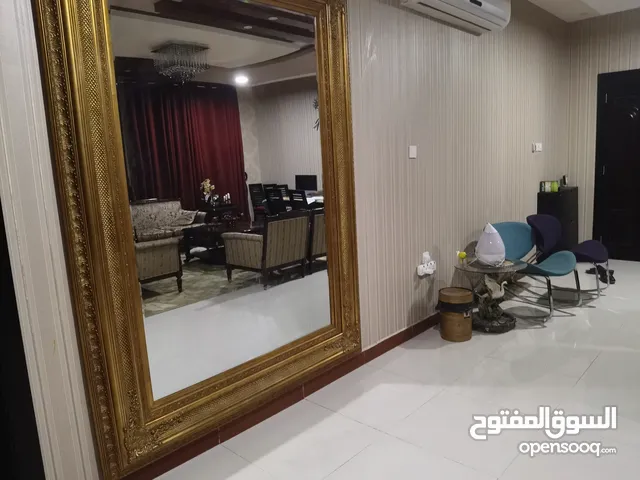 برواز مع مرايه كبيره حجم اثنين متر في ثلاثه جميله و فخمه و تضفي فخامه عالمكان