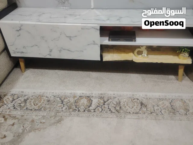 طاولة شاشه شبه جديدة في حاله منتازه طولها 55سم وعرضها 145