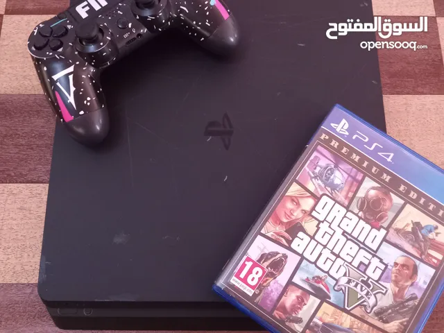 بلايستيشن 4 للبيع استخدام خفيف جدا سبب البيع ماعندي وقت العب به وشريط فيفا 22 هديه ومعه شريط قراند 5