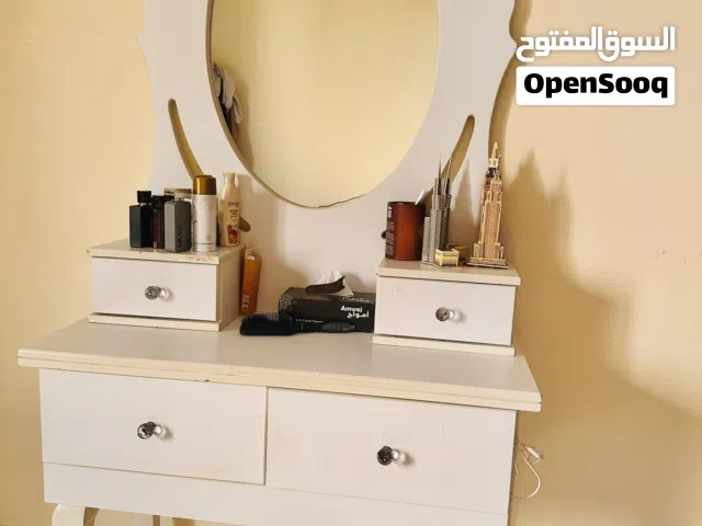 Iam selling white dressing table in good condition , pure wood