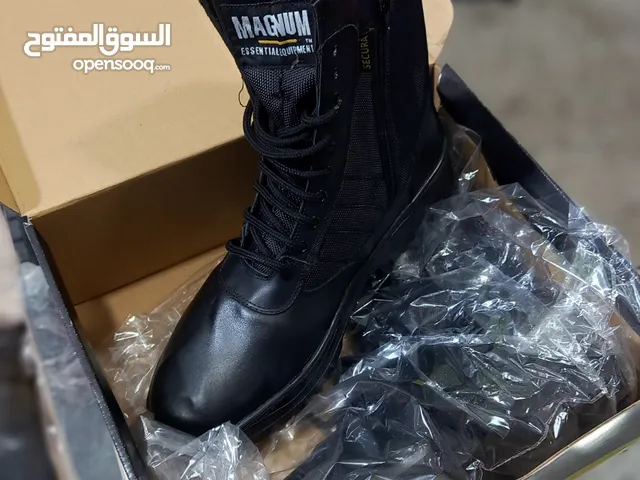 حذاء MGNUM للبيع