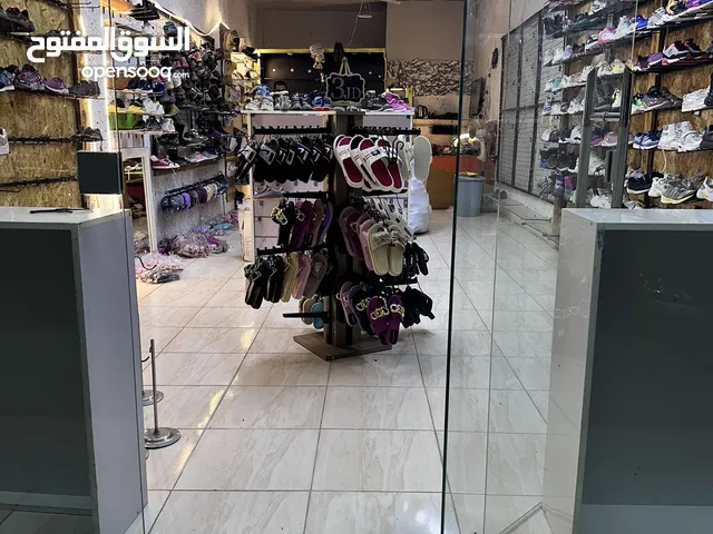 محل احذية للبيع المحل كامل او ما داخل المحل