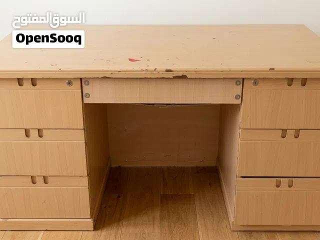 طاولة مكتب