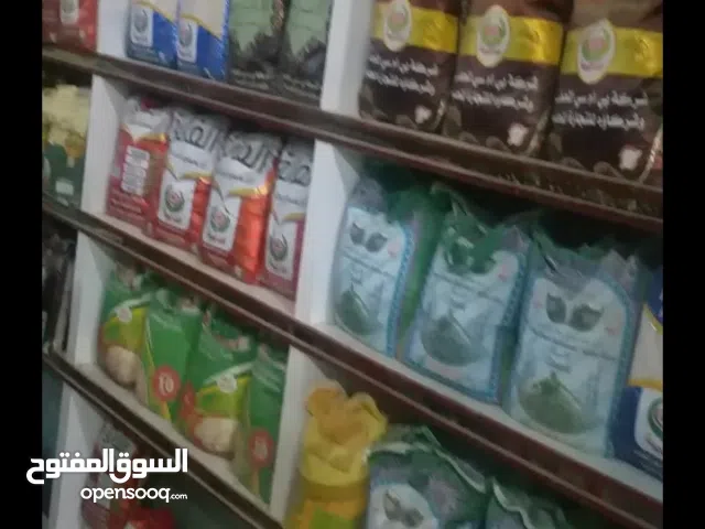 سوبرماركت للبيع خمس فتحات ركنيه وفتحه مكتبةالموقع استراتيجي الرفوف خشب واستييل وزجاج فاخرمن