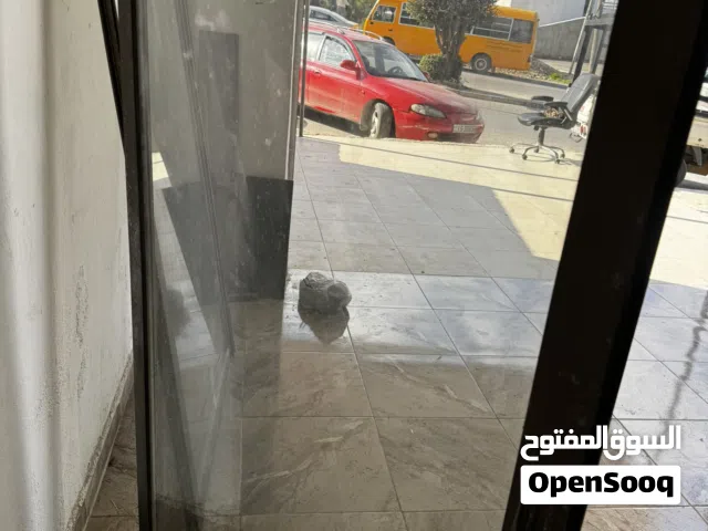 باب المنيوم مستعمل بحال الوكاله بحاجه للتنضيف فقط