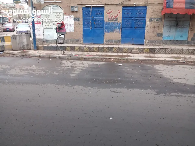 يوجد لدينا بقالة شغالة على الشارع الرئيس فتحتتين الإيجار أربعين ألف
