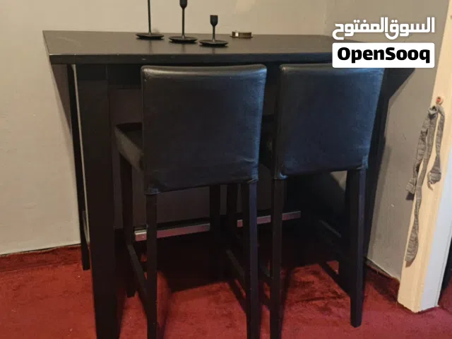 طاولة بوفيه بار مرتفعه مع كراسي عدد 2 من ايكيا بحالة الجديده