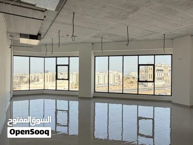 مكتب  للإيجار في بوشر، منطقة مربع جامع محمد الأمين على الشارع مباشرة (بجانب كافيه رصيف)
