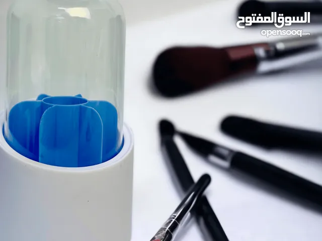 حافظة فرش مكياج دوارة