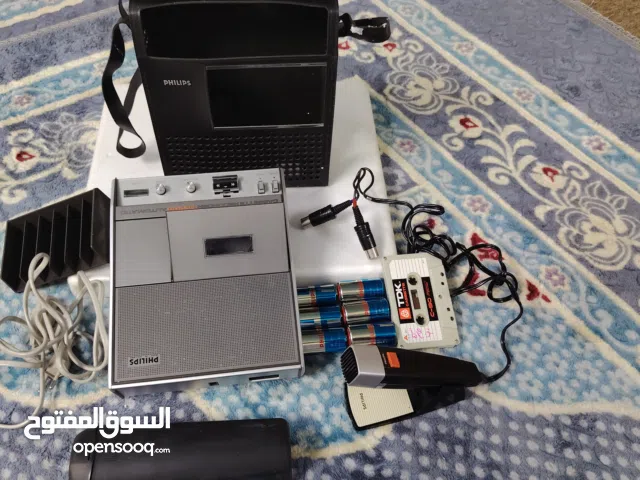 مشغل كاسيت مع مايكروفون من فيليبس صناعه قديمه فتره السبيعينات مع الشنطه الجلديه