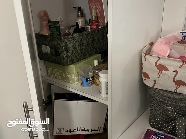 تسريحة ميكاب و وحدة ارفف جانبية