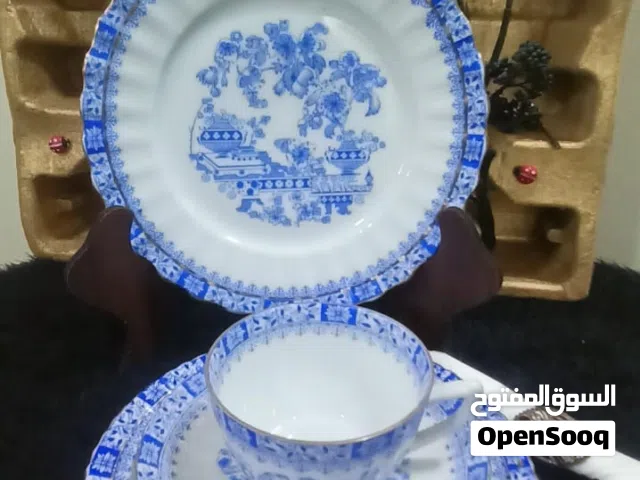 مجموعة من فناجين القهوة و الشاي ذات طابع كلاسيكي قديم