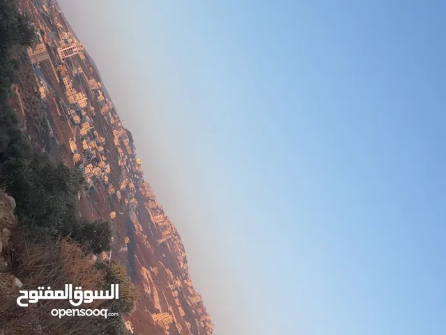 ارض بموقع واطلالة مميزة فوق كازية صرة اراضي جيت واصل جميع الخدمات بسعر لقطة