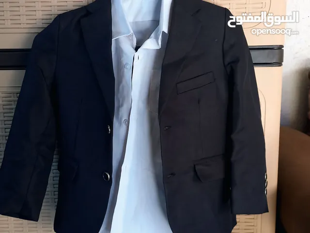 بدله للأطفال مع قميص لون ابيض بحالة ممتازه
