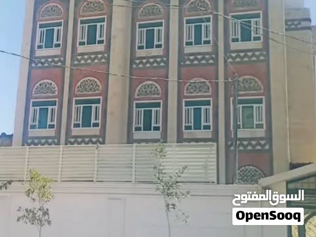 صنعاء حده المدينه فله للايجار بدروم و3ادور كل دور 5غرف و3حمامات ومطبخ وصاله حوش سيارات وخزان ارضي
