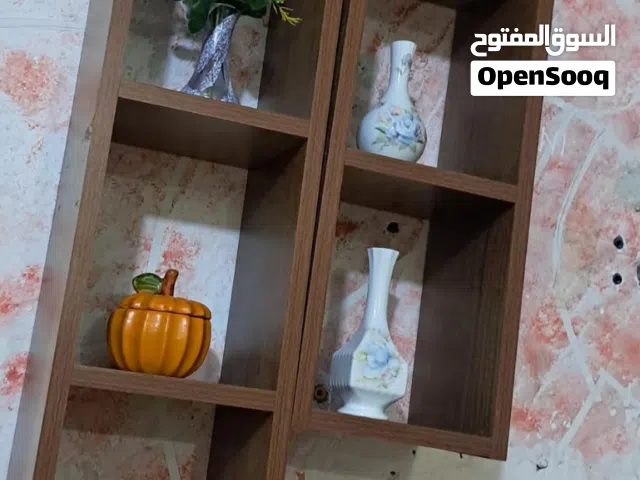 ميز مع رفوف