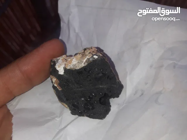 حجر الميتيونيت النادر (أحجار القمر )