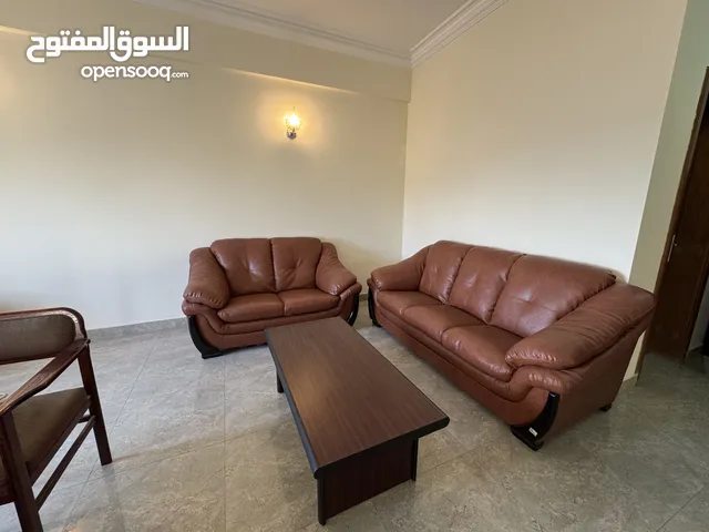 للبيع أثاث مكتب راقي بحالة ممتازة