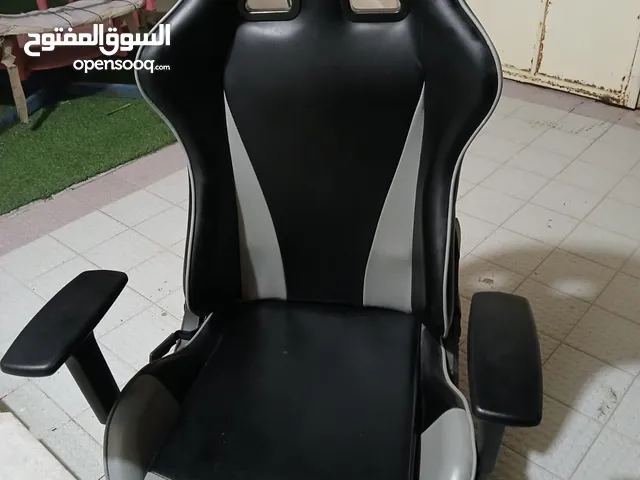 كرسي مكتب او العاب مع 3 كراسي حق البحر و مرتبه سرير اسفنج مقاس 190 x 180 للبيع