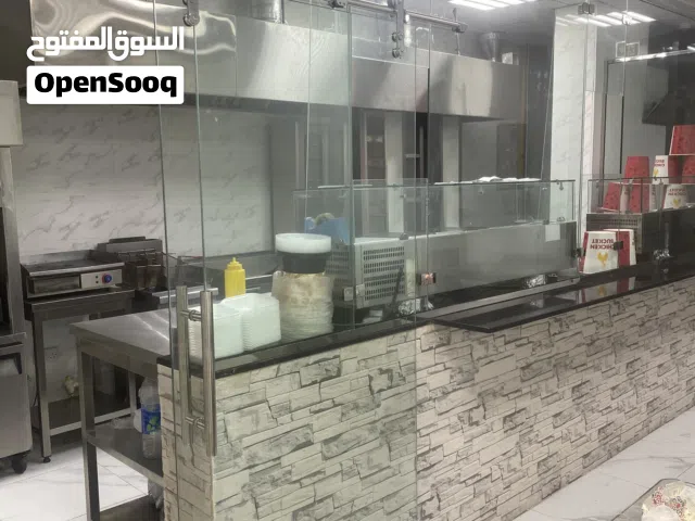كافتيريا شاورما ومندي وساندوتشات غربي. وبرجر