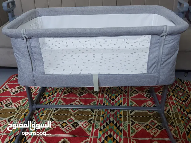 للبيع: سرير أطفال جانبي أنيق الحالة: نظيف جدًا ويشبه الجديد الموقع: الرفاع السعر: 18