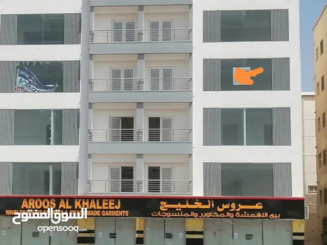 18 مكتب للإيجار في المعبيلة الجنوبية 5/1 في مبنى سكني تجاري على مقربة من سوق بن راشد.