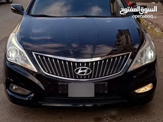 هيونداي أزيرا 2012 Grandeur، متوفرة مع كافة المواصفات باستثناء السقف البانورامي، وهي بحالة ممتازة..