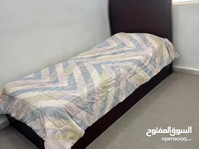خزانه وتختين خشب صولد تفصيل لون بني