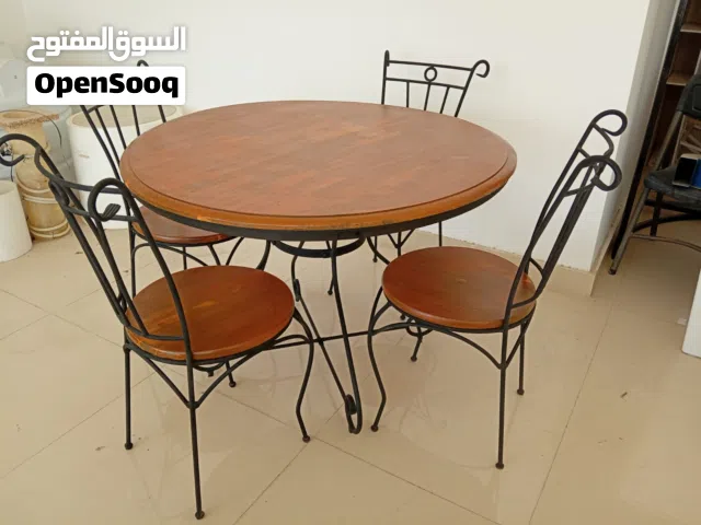 طاولة طعام ممتازه معا اربع كراسي