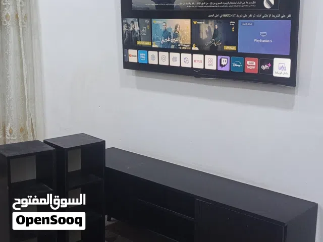 ميز بلازما مع رفوف