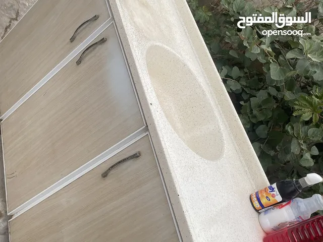 سنك مرمر مع طاولة طعام