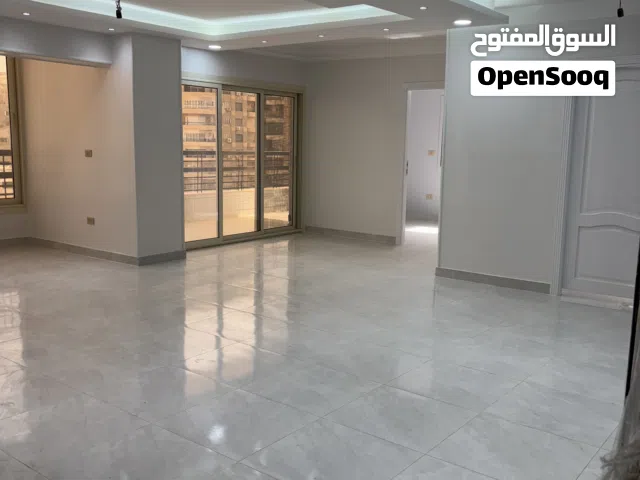 شقه 300 متر بالدور الخامس بمدينه نصر بالحي الثامن القاهره