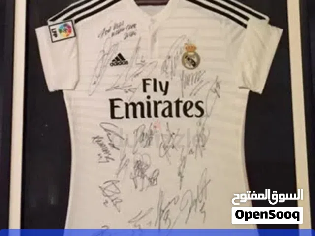 قميص ريال مدريد موقع من جميع اللاعبين عام 2016 بحالة ممتازة ومحفوظ ضمن إطار زجاجي