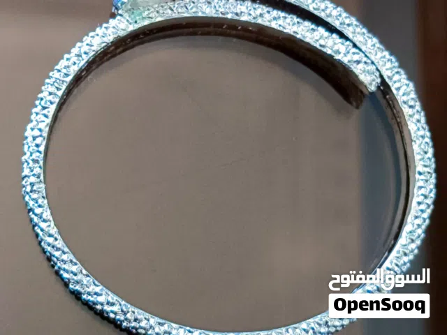 اسوارة الحيّة لون ابيض مرصعة أحجار لون احمر