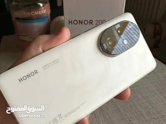 للبيع جوال هونر 200برو 512قيقا مع 12رام مستعمل نضيف شاذ به عيب واحد سبيبه علي الشاسه غير مؤثرة بشي