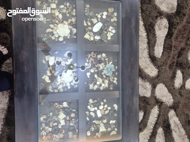 طاوله وسط  بحاله ممتازه لون بني جميل و سجاده بالوان جميلهدرجات بني  بحاله ممتازه