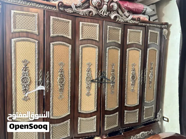 غرفة نوم مكونة من تخت وخزانة ثقيل جدا فقط للبيع