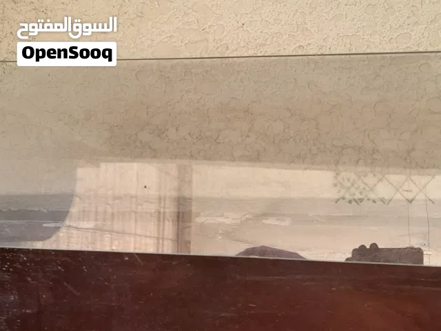 رفوف زجاج بحالة الوكالة وشبك عرض حديد وحمالات