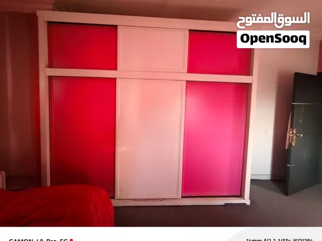 خزانة ملابس لاتيه طابقين للبيع سرير حديد عدد 2 نفس لون الخزانة