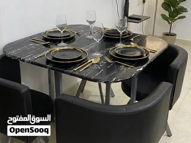 طاولة طعام انيقة مع كراسي