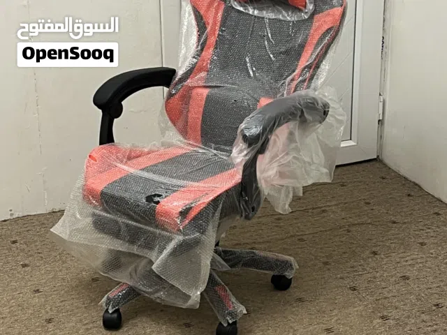 كرسي لون احمر يوجد منه 3 قطع