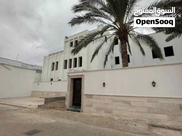 مبني تجاري بدروم وصالتين وشقتين وملحق ويطل علئ وجهتين