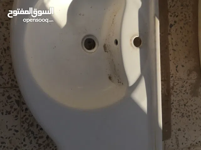 مرحاض وحوض وجه بمراة